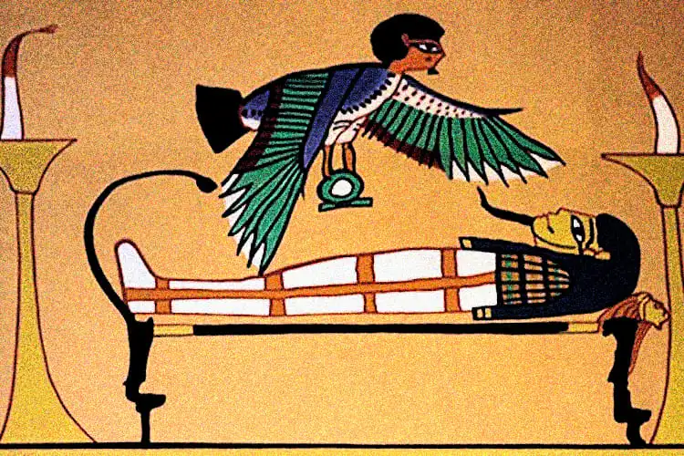 Oiseau survolant un sarcophage
