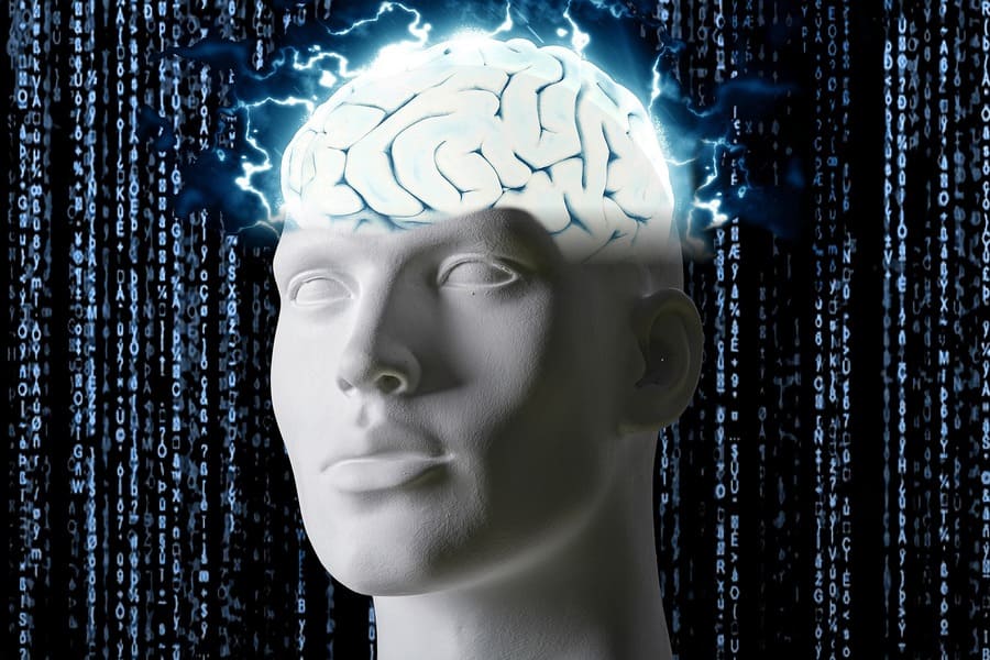 Un cerveau parcouru d'électricité sur fond de caractères cryptés
