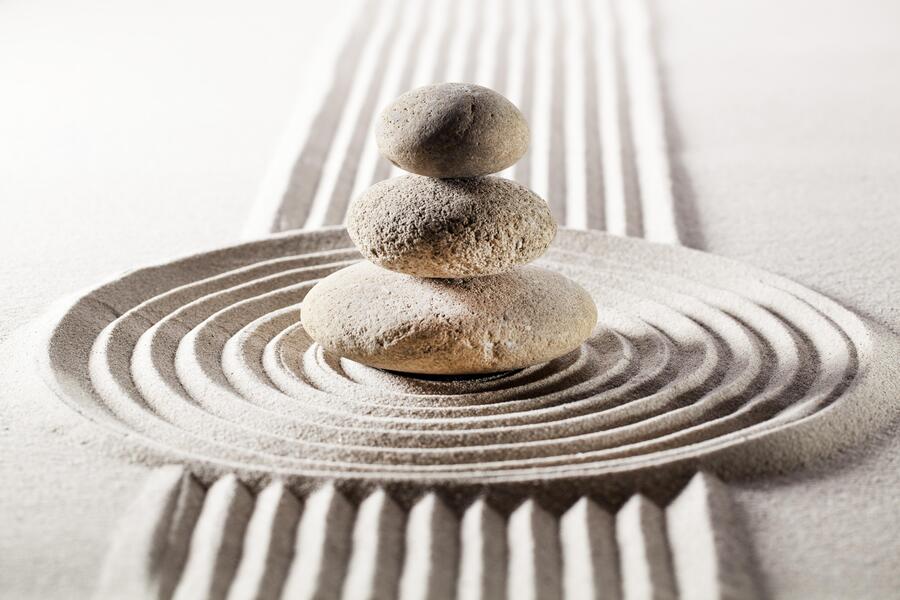 trois pierres d'équilir
bres disposées au milieu de cercles concentriques de sable